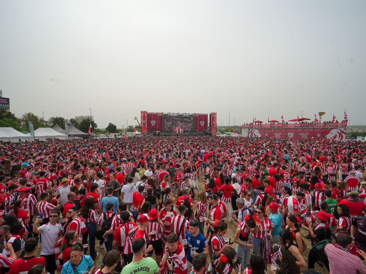 Foto: La Fan Zone de los aficionados del Athletic. (Europa Press)