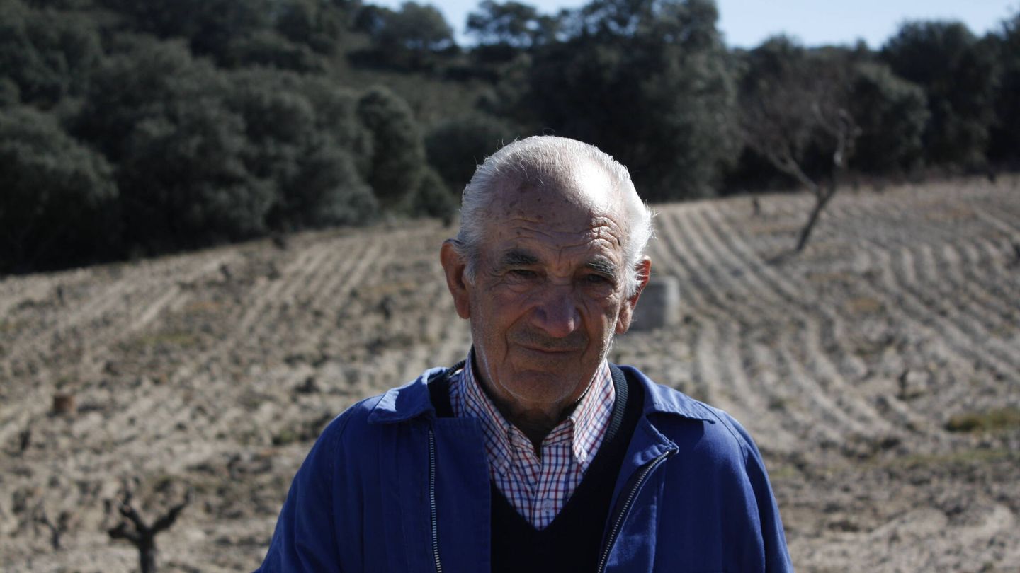 Pedro, trabajando la tierra a sus más de 80 años. (HGB)