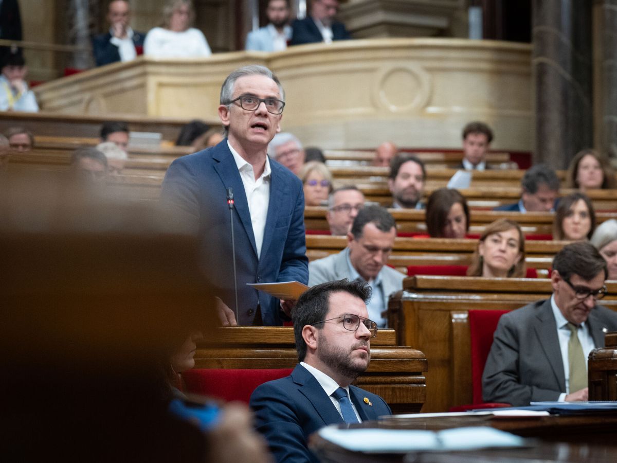 Foto: Josep Maria Jové, de pie, en una sesión del Parlament. (EP/David Zorrakino)