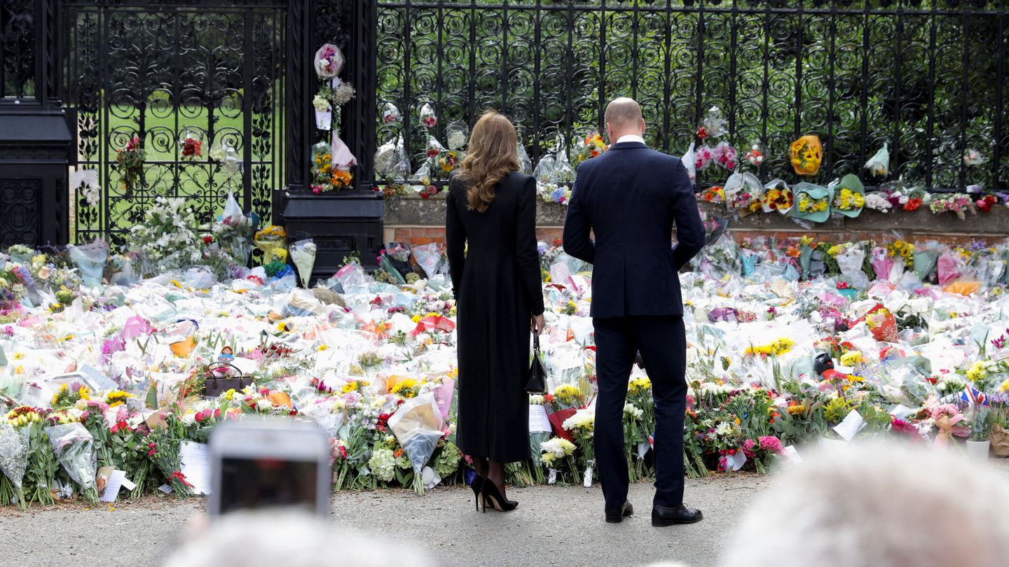 Los príncipes de Gales observan los cientos de ramos de flores dejados por los británicos. (Reuters/Marko Djurica)