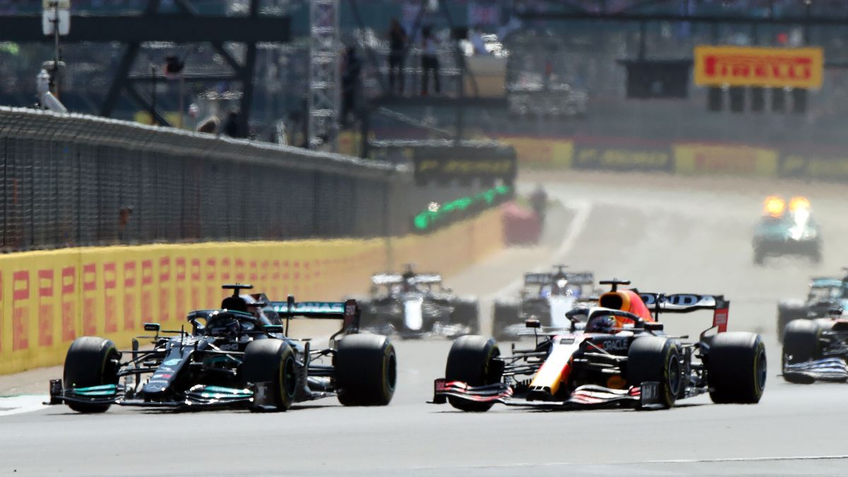 Hamilton gana en Silverstone tras un brutal choque con Verstappen en la segunda vuelta