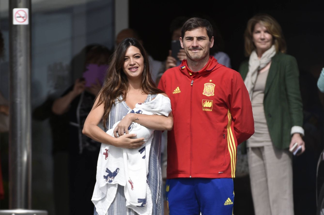 Foto: Sara Carbonero e Iker Casillas a la salida del hospital con Lucas (Gtres)