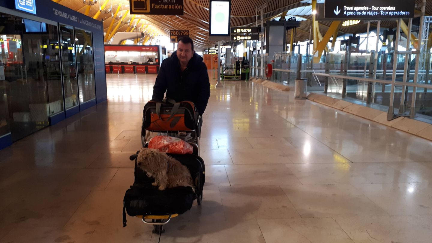 Gabi, un rumano de 42 años, con su perro Leo, abandona la terminal expulsado. (R. M.)