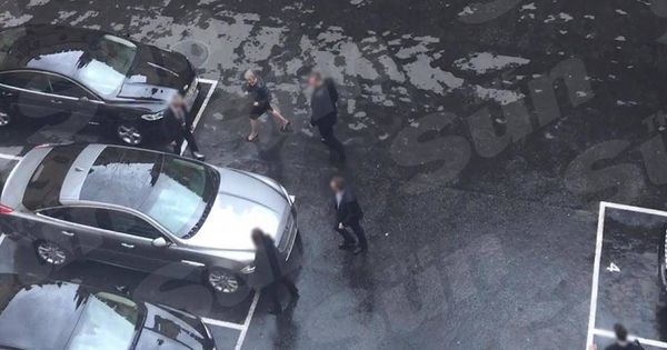 Foto: Theresa May, desorientada, se dirige a a un Jaguar de color plata. ('The Sun')