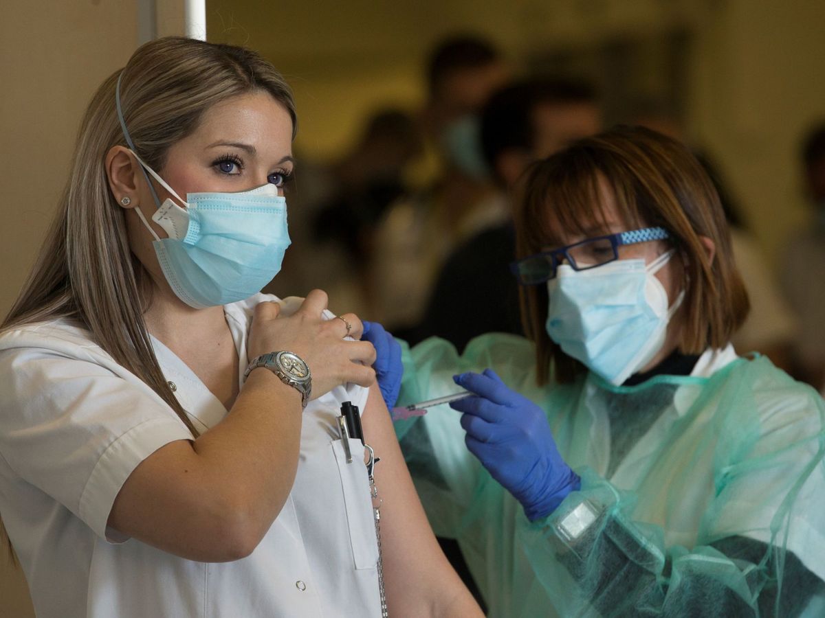 Foto: Personal sanitario del Hospital de Sant Pau de Barcelona recibe la vacuna contra el coronavirus. (EFE)