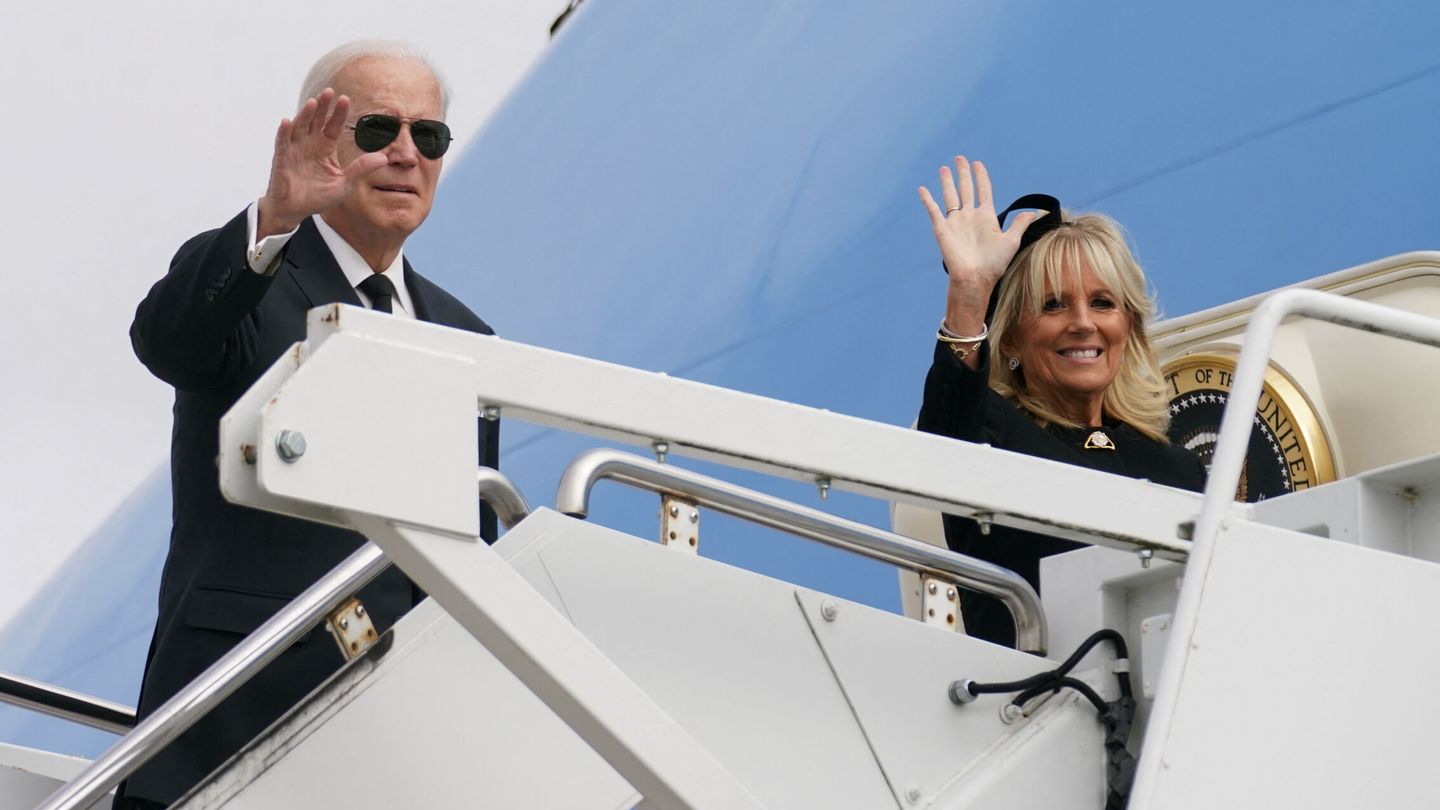 Los Biden, abandonando Reino Unido tras el funeral de la reina Isabel. (Reuters/Kevin Lamarque)