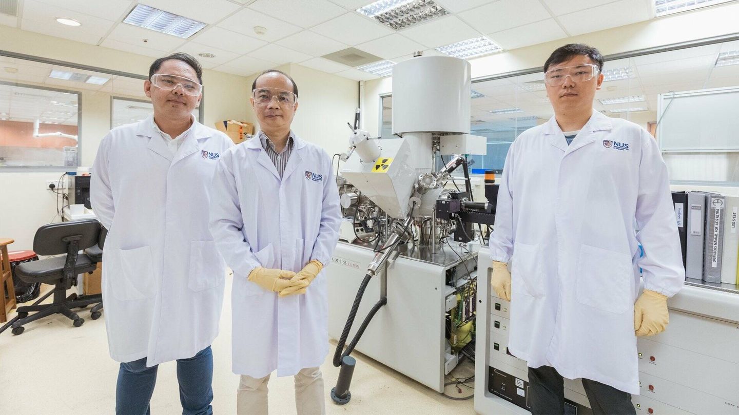 Un equipo de investigación de la Universidad Nacional de Singapur con el profesor Xue Jun Min en el centro. (NUS)