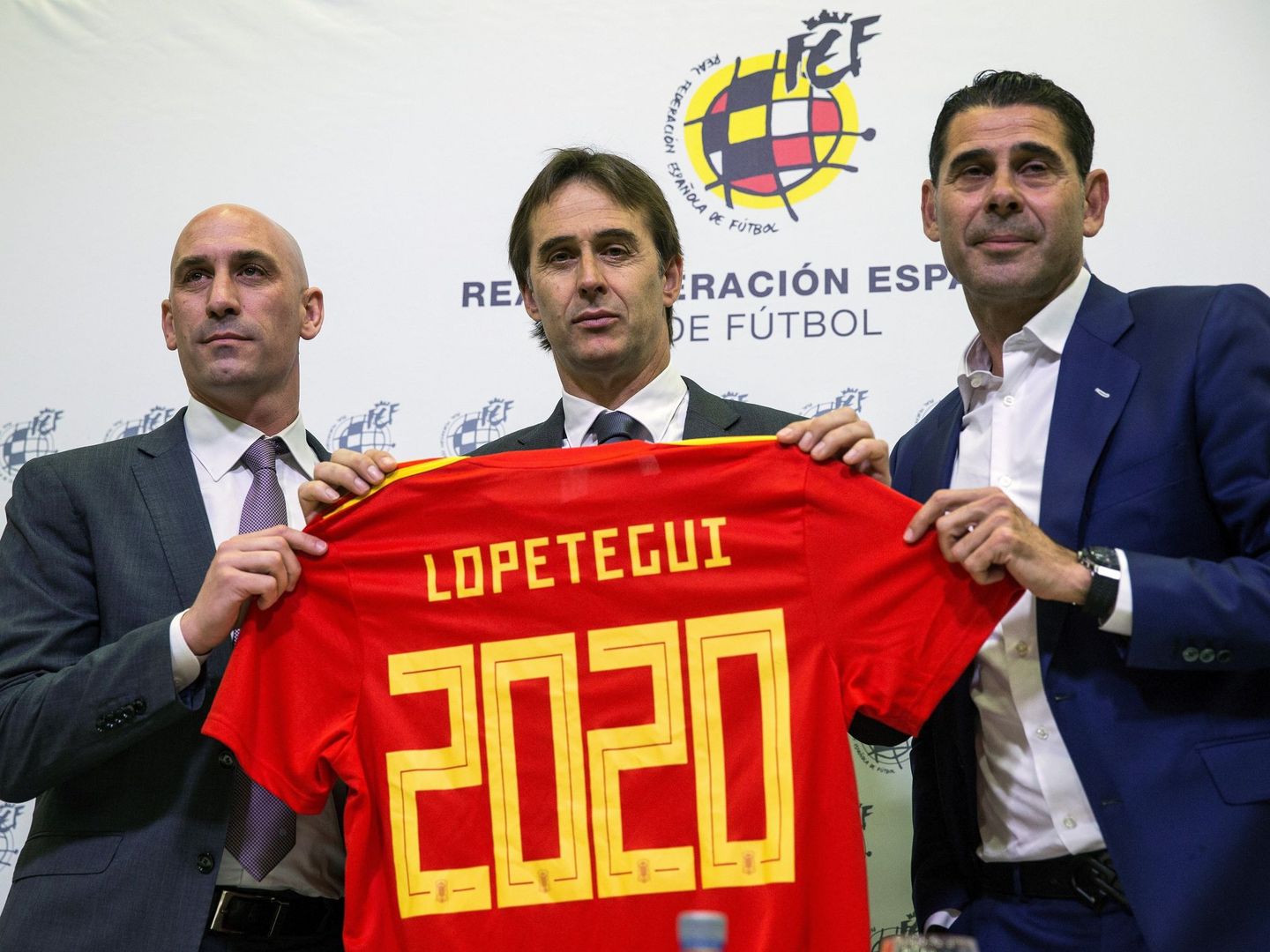 Julen Lopetegui, entre Luis Rubiales y Fernando Hierro, tras su renovación hasta 2020, aunque fue destituido en 2018. (EFE) 