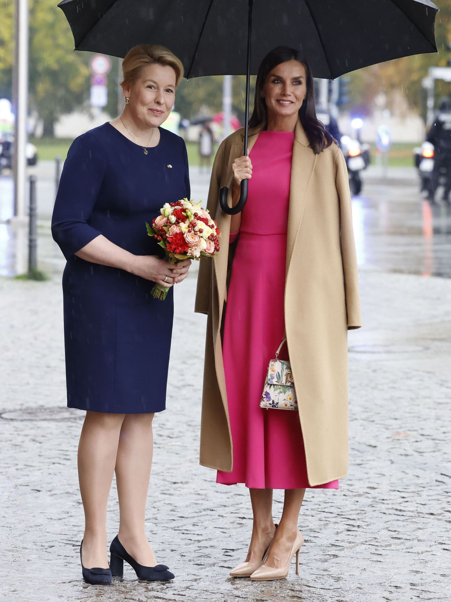 La Reina junto a la alcaldesa de Berlín. (Efe/Juanjo Martín)