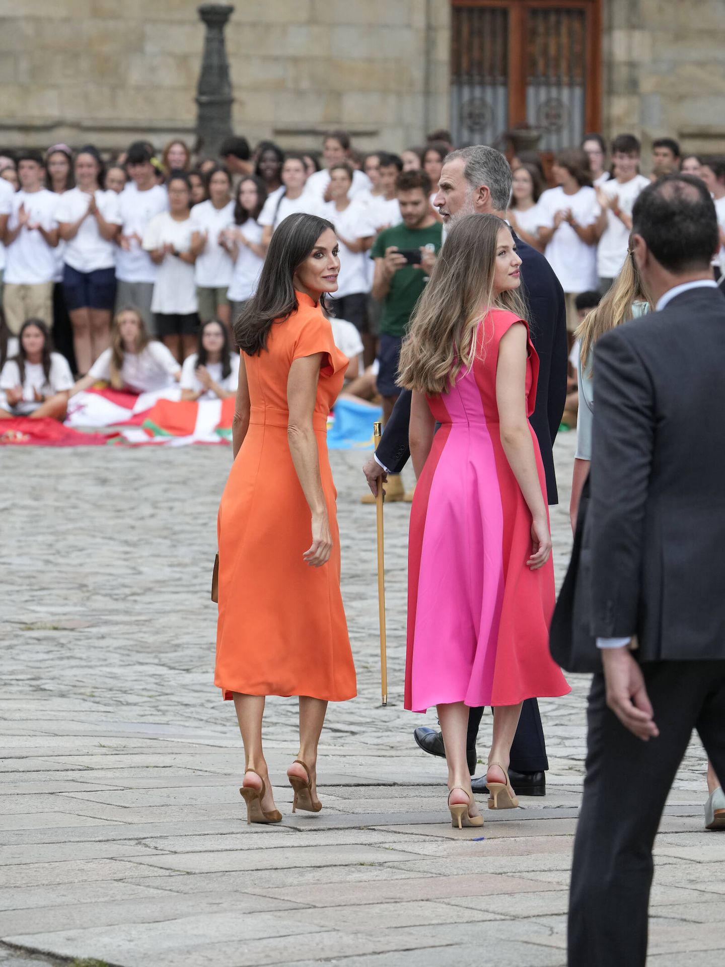 La reina Letizia y Leonor, en la Plaza del Obradoiro. (Limited Pictures)