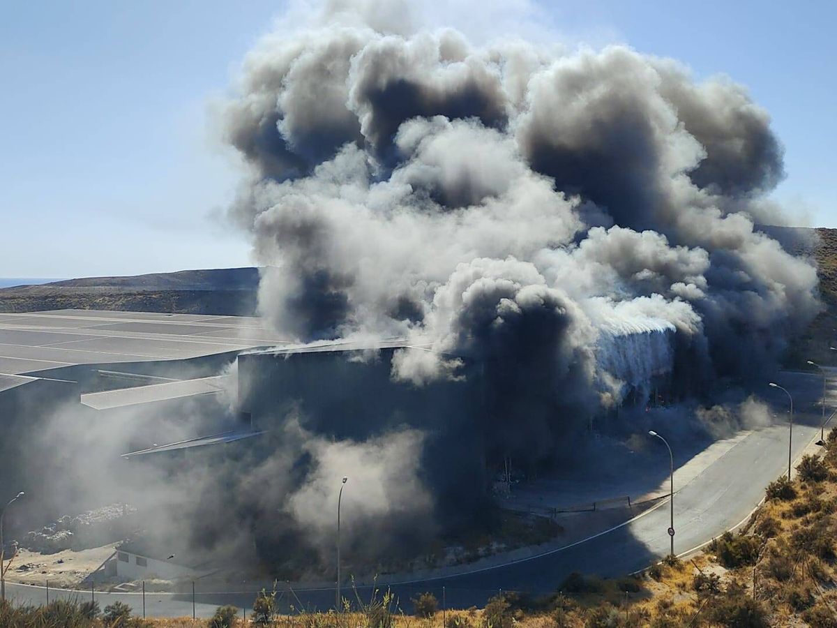 Foto: Vista del último del incendio que el pasado 23 de agosto se desató en una planta de reciclaje de Almería. (Cedida)