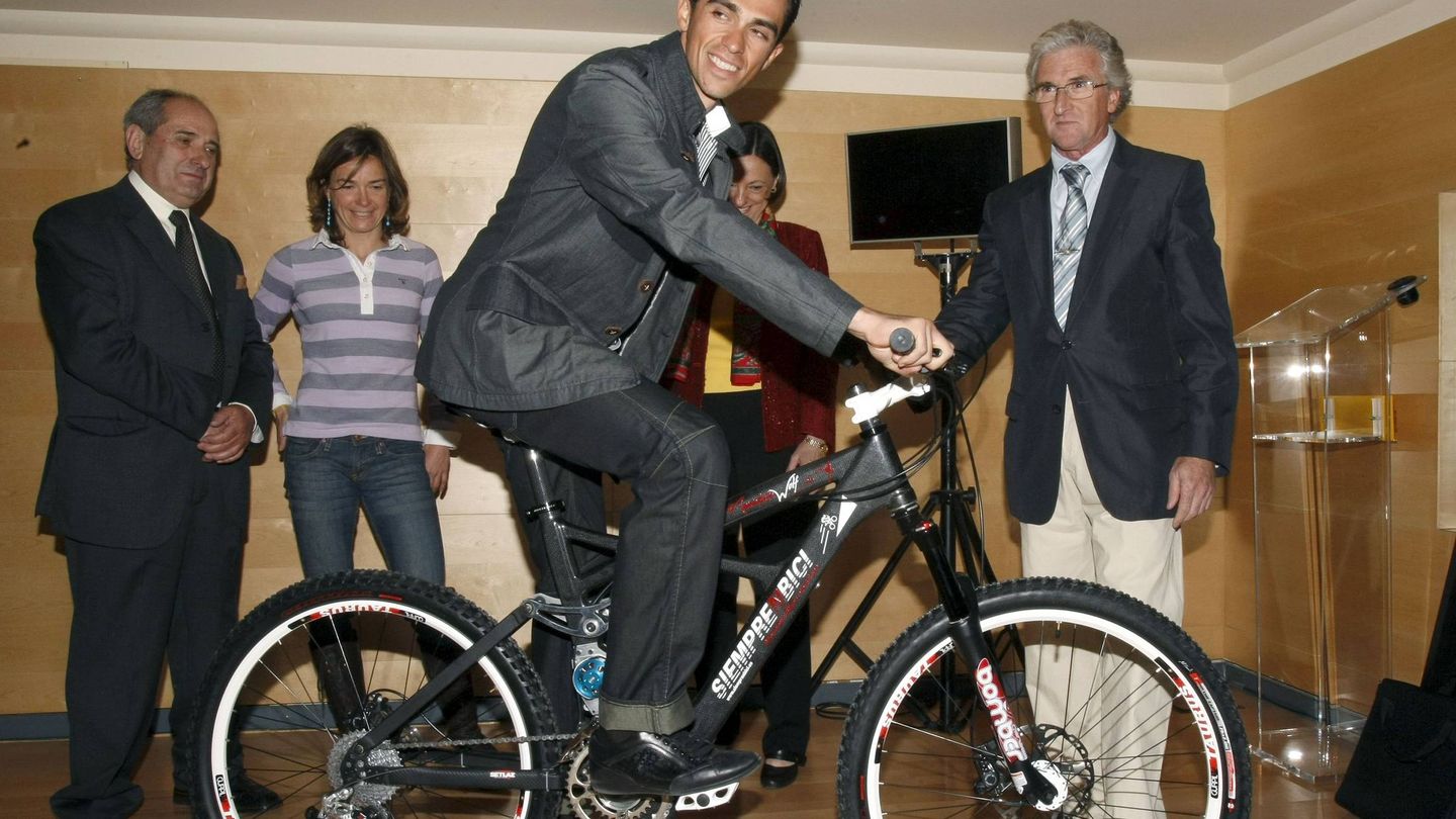 Alberto Contador y la primera bicicleta eléctrica, en 2010, la Mountain Wolf.