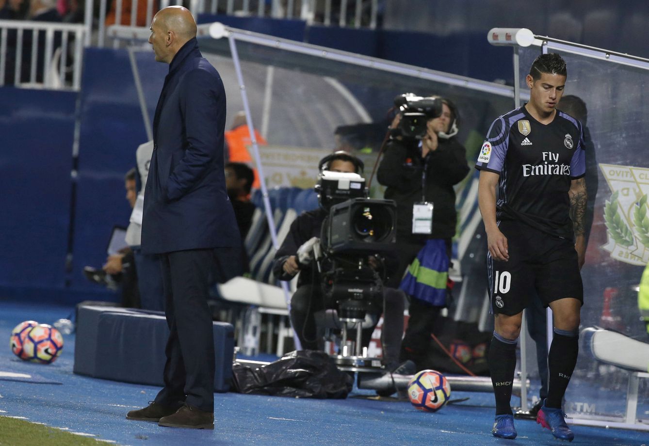 James es sustituido por Zidane en un encuentro en 2016 con el Madrid. (EFE)