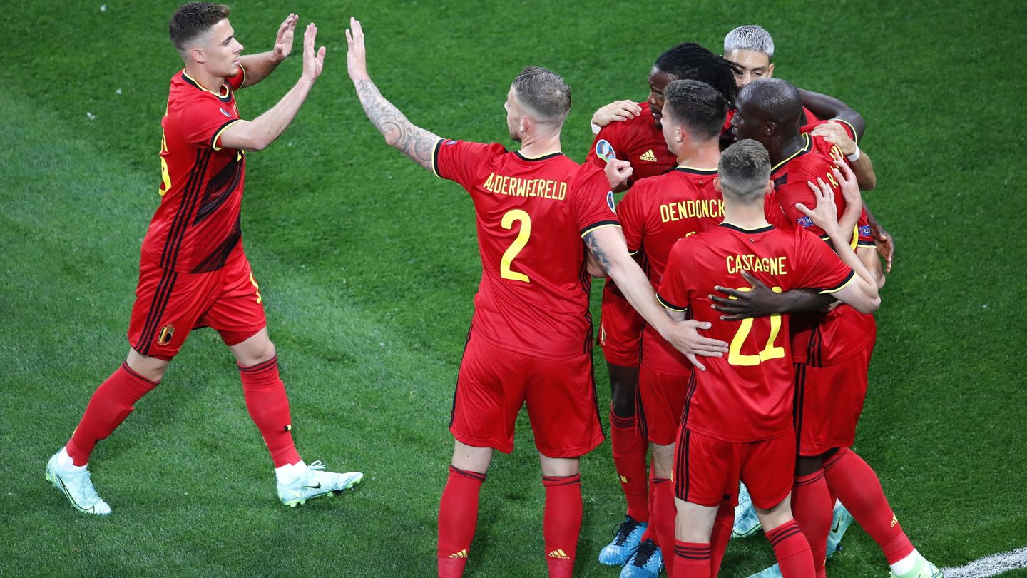 Los futbolistas belgas se unen en una piña tras abrir la lata ante Rusia. (Reuters)