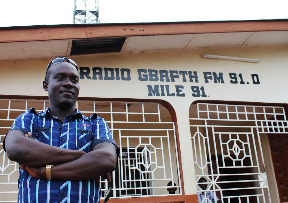 Foto: Ibrahim Conteh es el jefe de producción de Radio Gbafth, en Mile 91 (G. Araluce).
