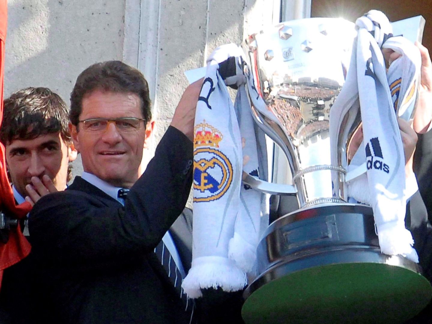 Fabio Capello sujeta el trofeo de campeones de la Liga 2007. (EFE)