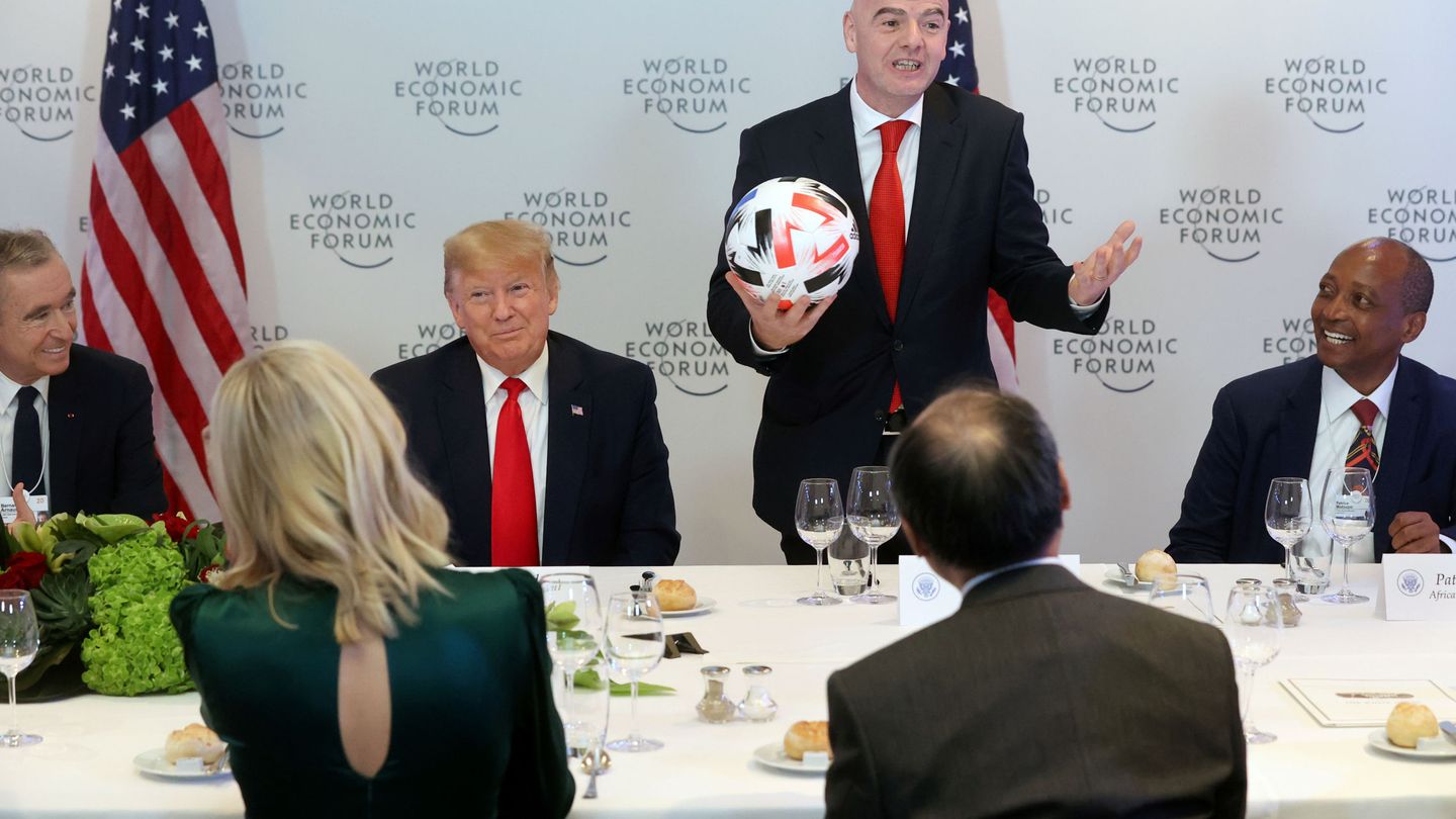 Gianni Infantino, flanqueado por Donald Trump y Patrice Motsepe, durante una cena el Foro Económico Mundial en Davos, Suiza. (REUTERS)  