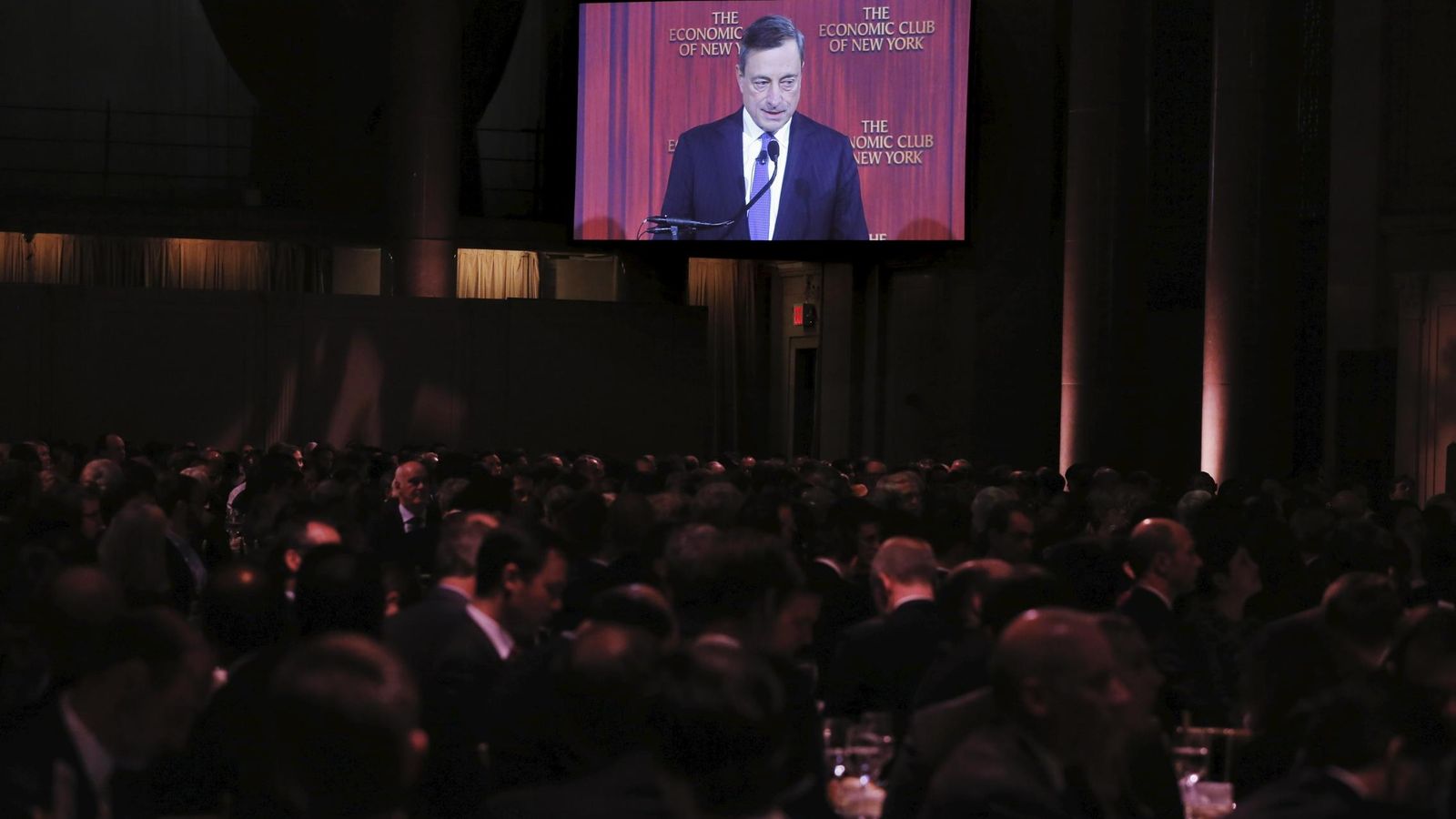 Foto: Una pantalla recoge una intervención del presidente del BCE, Mario Draghi, en Nueva York a comienzos de diciembre. (Reuters)