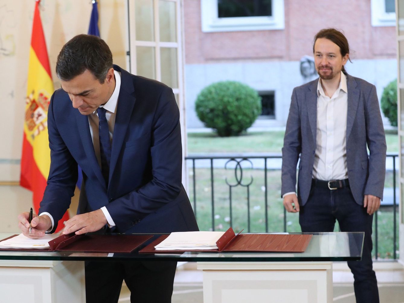 Firma del acuerdo de ley sobre Presupuestos entre Pedro Sánchez y Pablo Iglesias. (EFE)