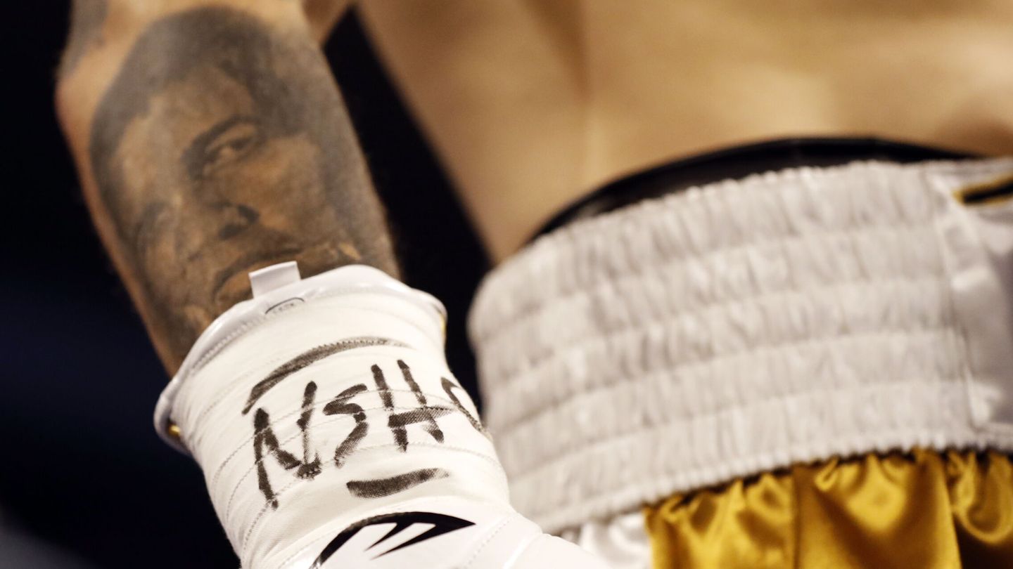 Un tatuaje de Muhammad Ali en su brazo derecho (EFE/EPA/Etienne Laurent)