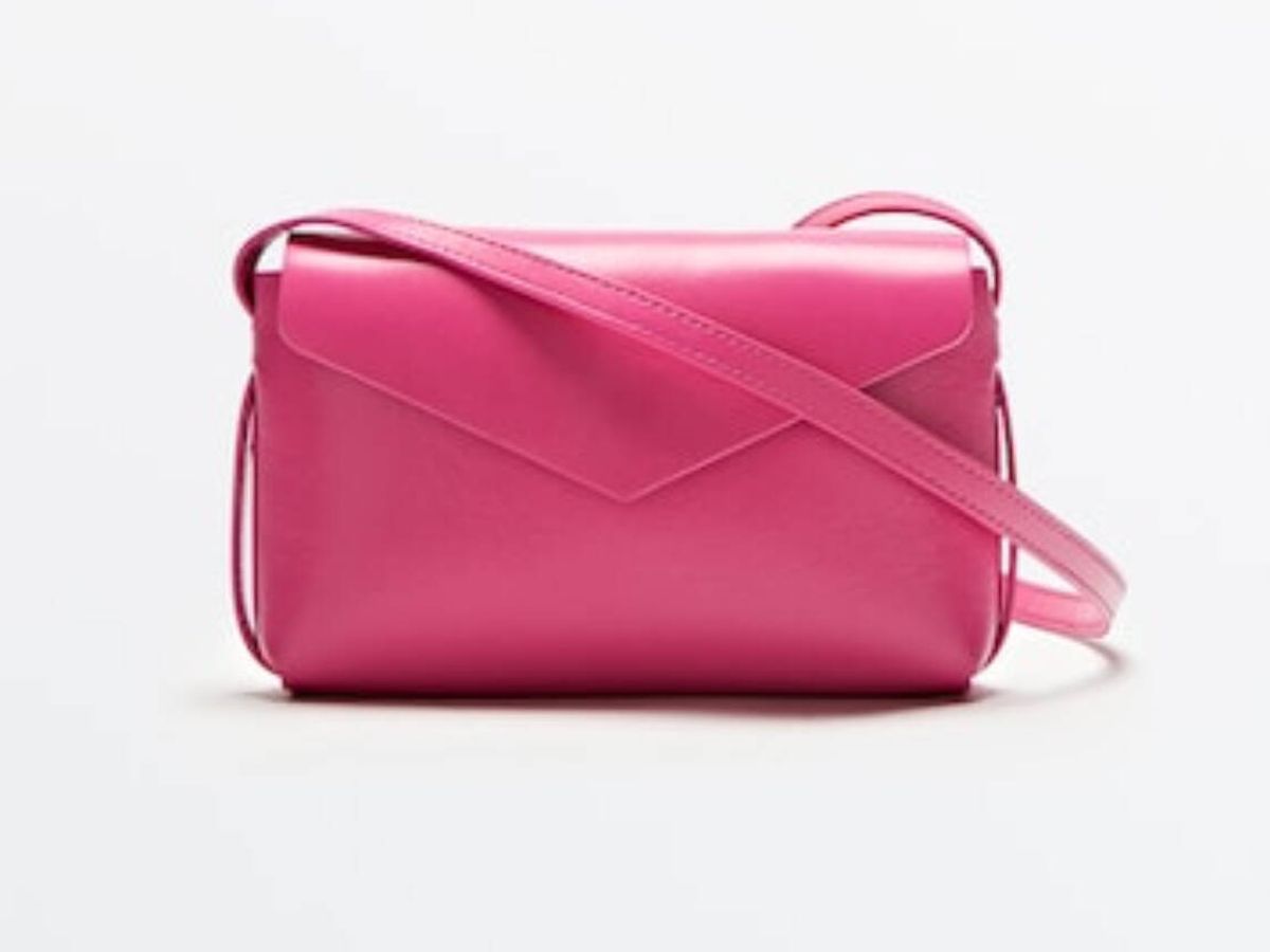 Foto: El nuevo bolso sobre en piel de Massimo Dutti en tres colores. (Cortesía)