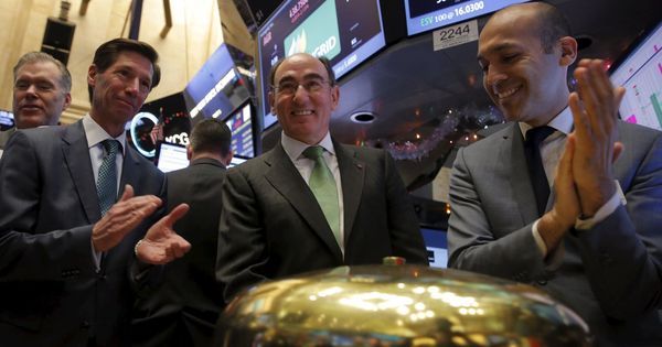 Foto: Chairman of the board of directors of avangrid, inc., galan and united illuminating president and ceo torgerson cheer on the floor of the nyse shortly after the ipo of avangrid in new york