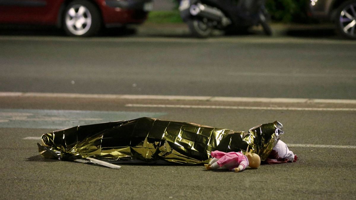 Un muñeco muerto en el pavimento de Niza