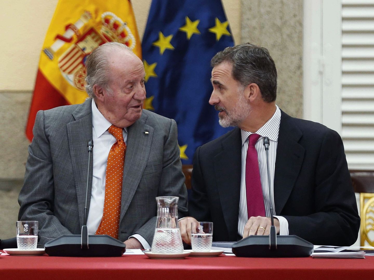 Felipe VI (d) junto a su padre, don Juan Carlos. (EFE)