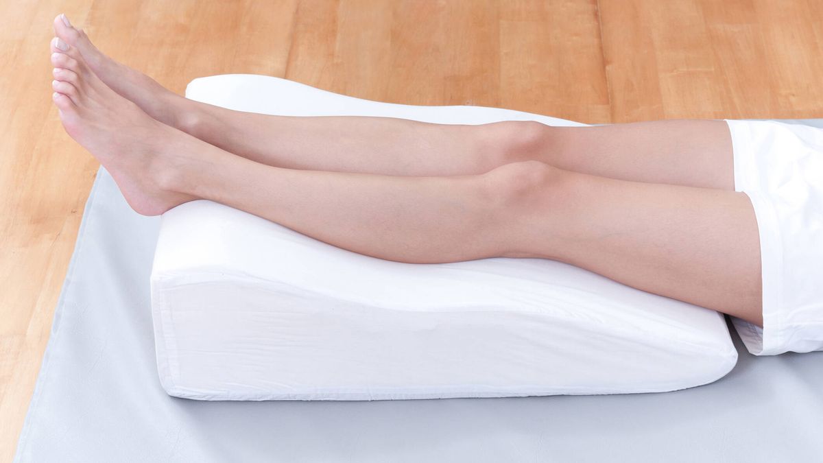 Por qué los expertos recomiendan dormir con una almohada entre las piernas