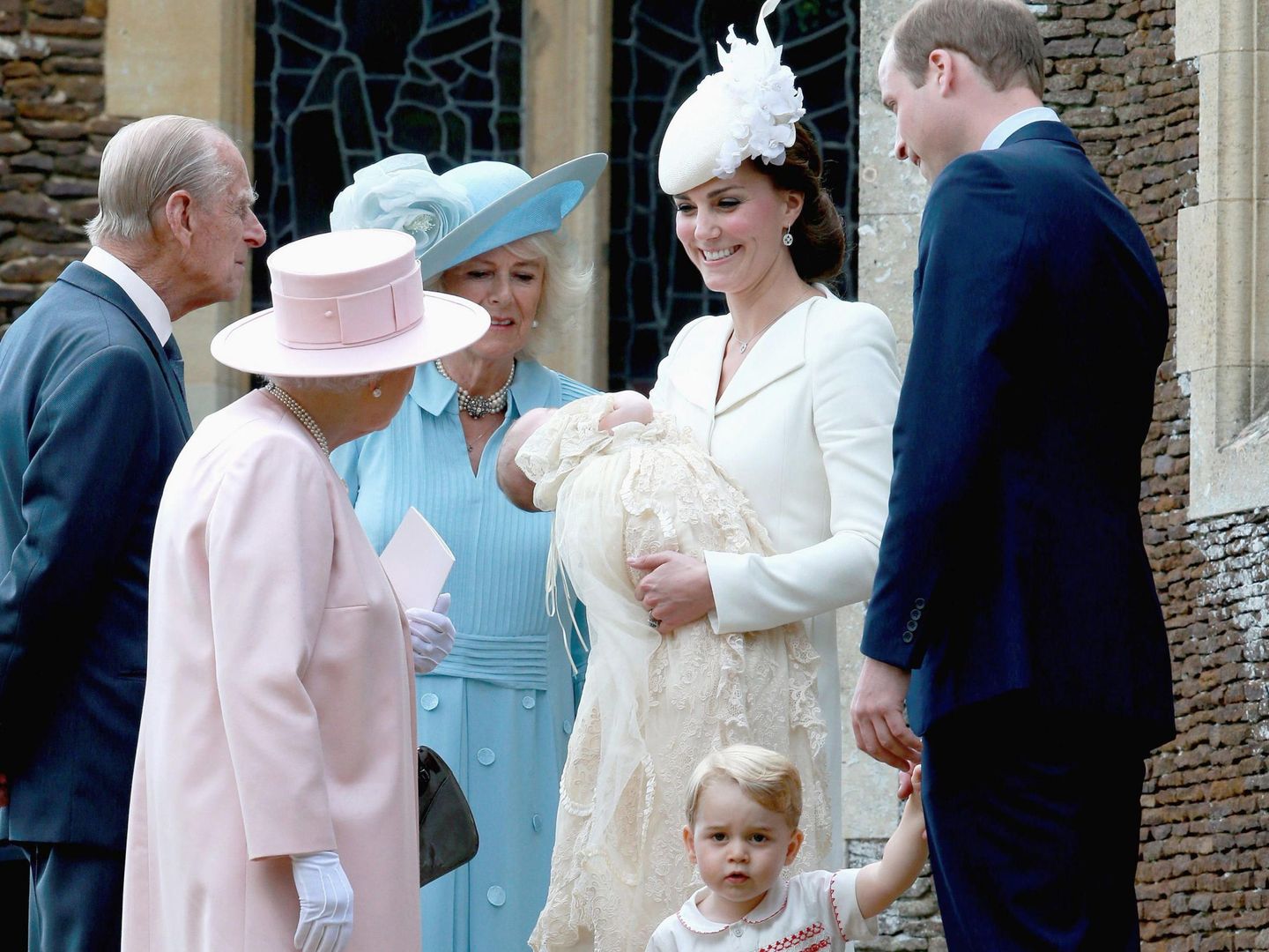 La reina Isabel, Felipe de Edimburgo, la duquesa de Cornualles, los duques de Cambridge, el príncipe George y la pequeña Charlotte, en su bautizo. (EFE)