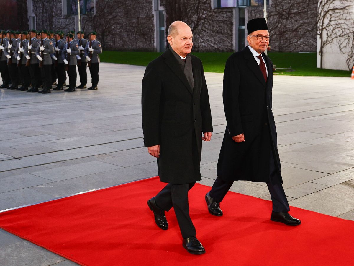 Foto: El Canciller alemán, Olaf Scholz (izda.), recibe al Primer Ministro malasio, Anwar Ibrahim (dcha.), antes de una reunión en el edificio de la Cancillería alemana durante la visita de Anwar a Berlín. (EFE / Filip Singer)