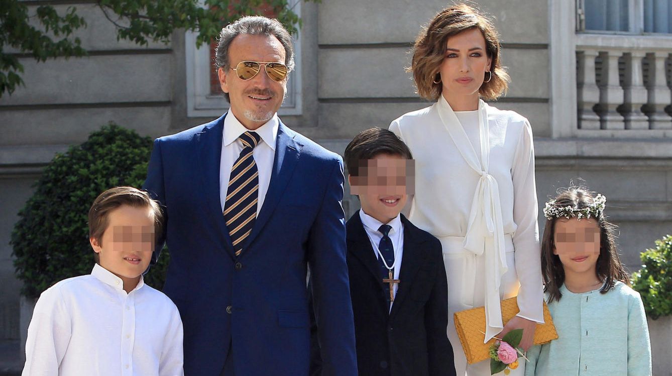 Nieves Álvarez y Marco Severini junto a sus tres hijos (Gtres)