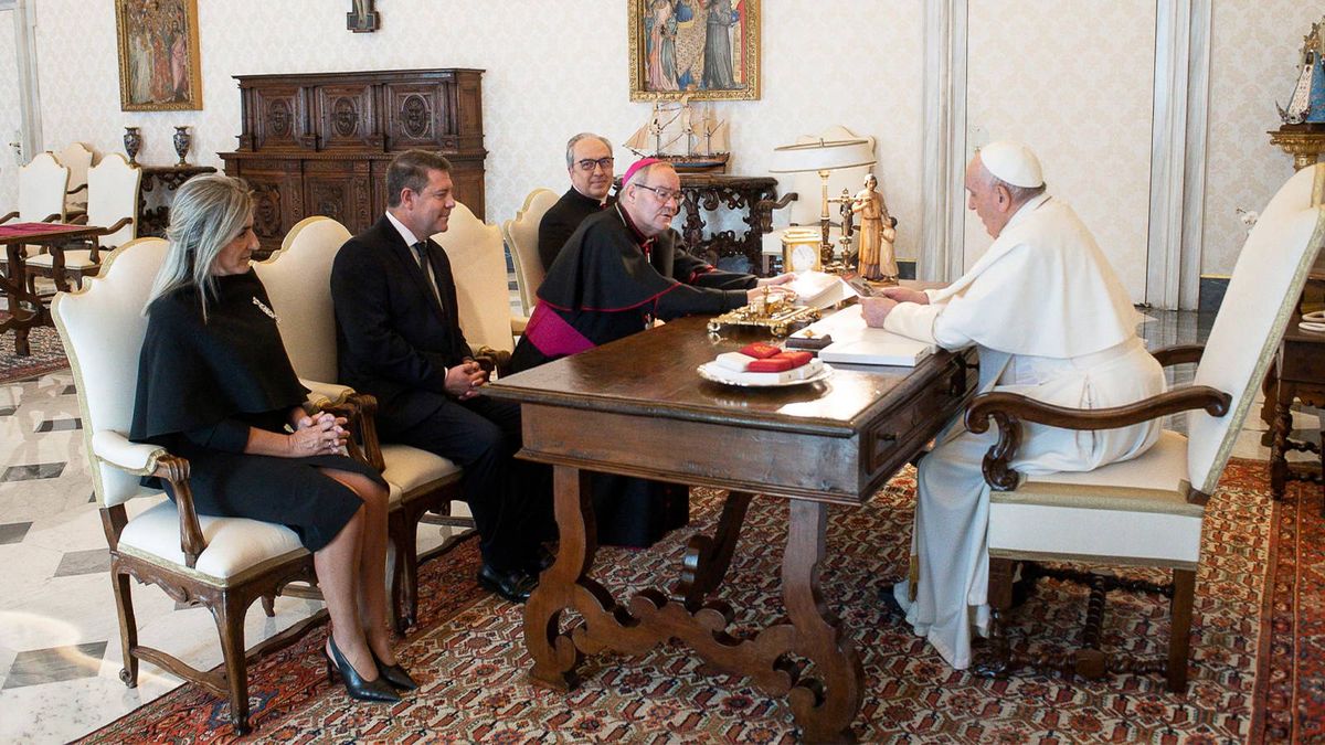 Audiencia sin mascarilla: el Papa recibe a García-Page en el Vaticano sin protección
