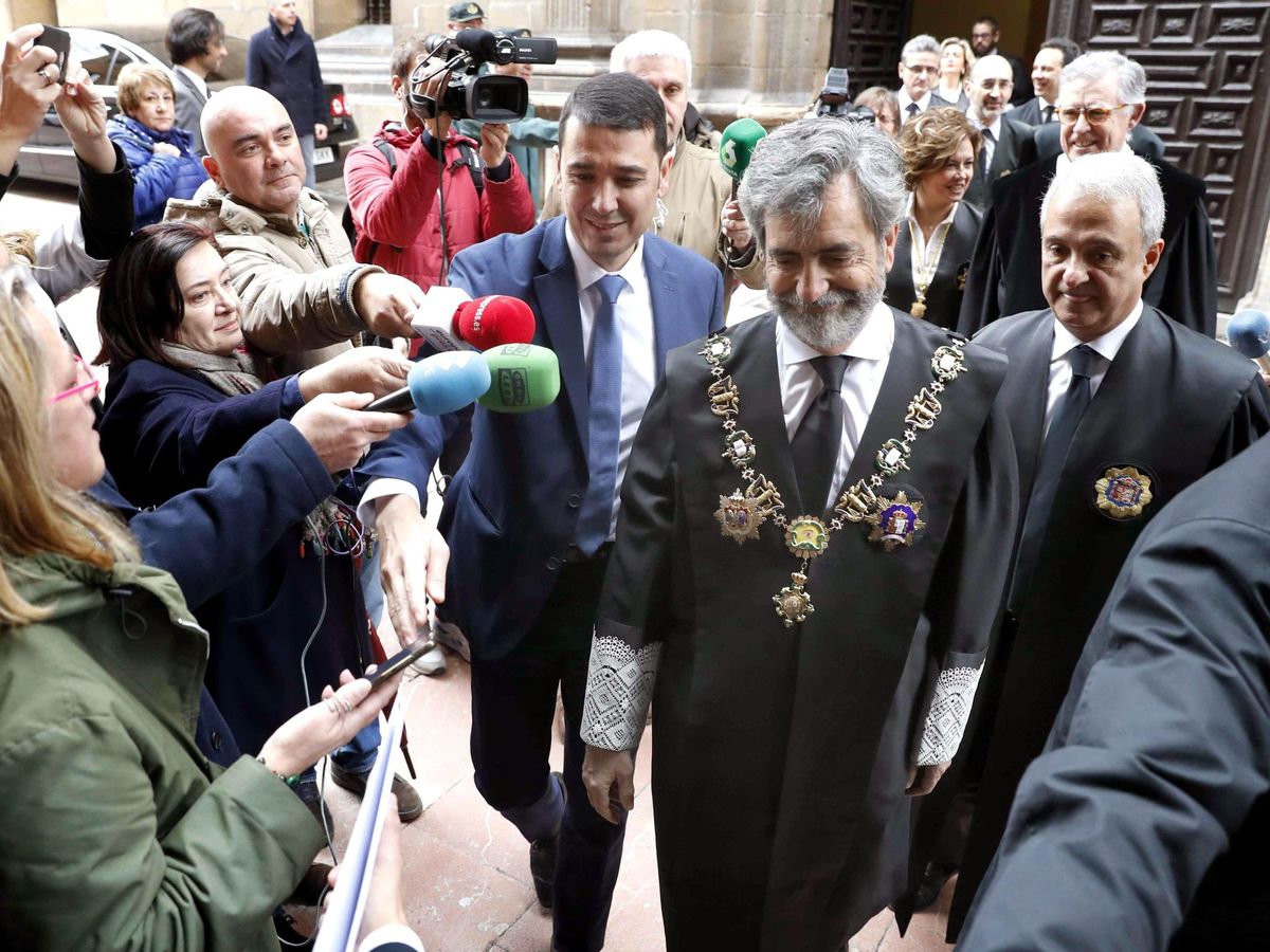 Foto: El presidente del Consejo General del Poder Judicial (CGPJ), Carlos Lesmes (c), a su llegada al Tribunal Superior de Justicia de Asturias (TSJA), el pasado diciembre. (EFE)