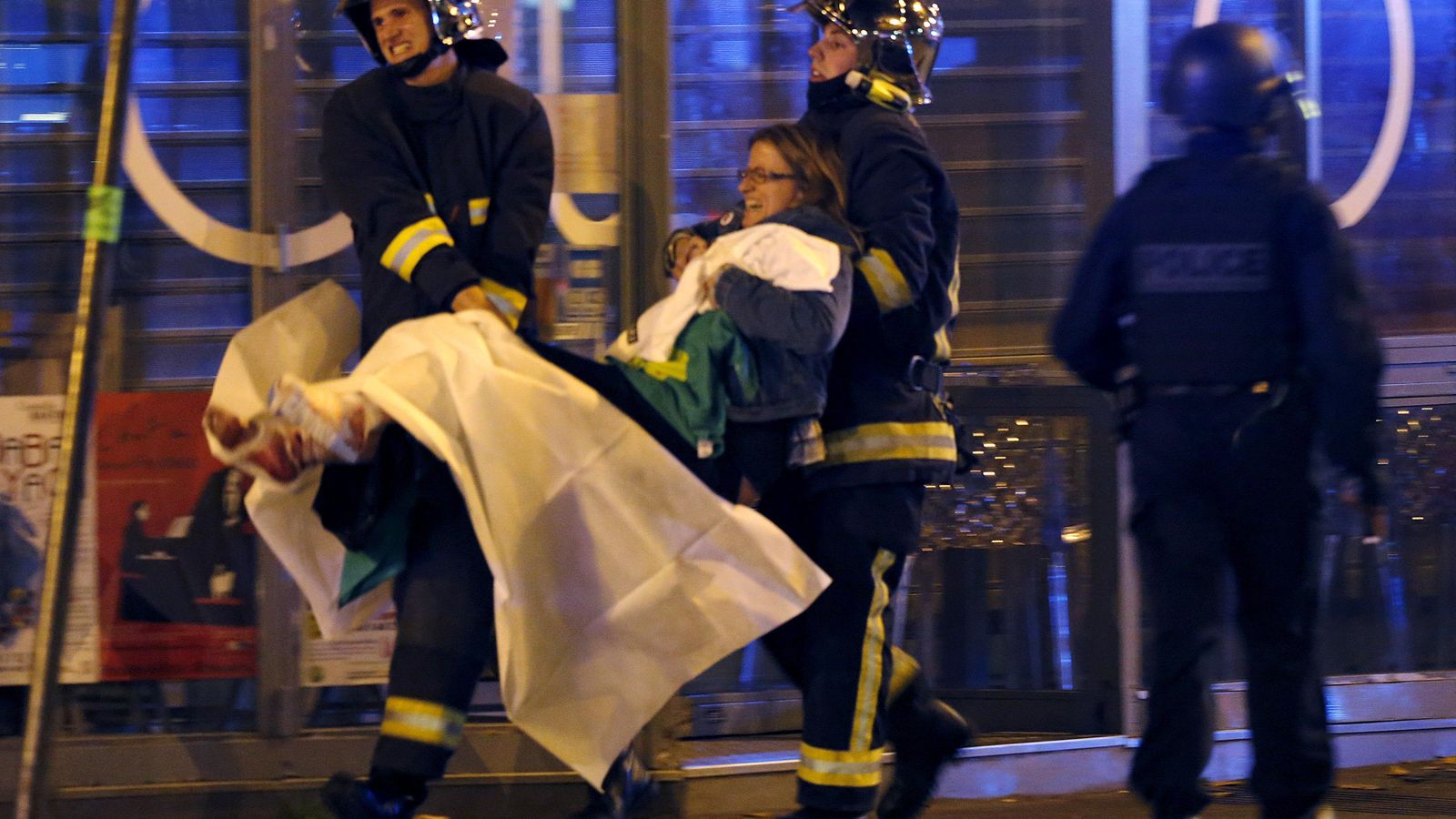 Foto: Bomberos de París ayudan a una de las heridas cerca de la sala Bataclan, en París. (Reuters)