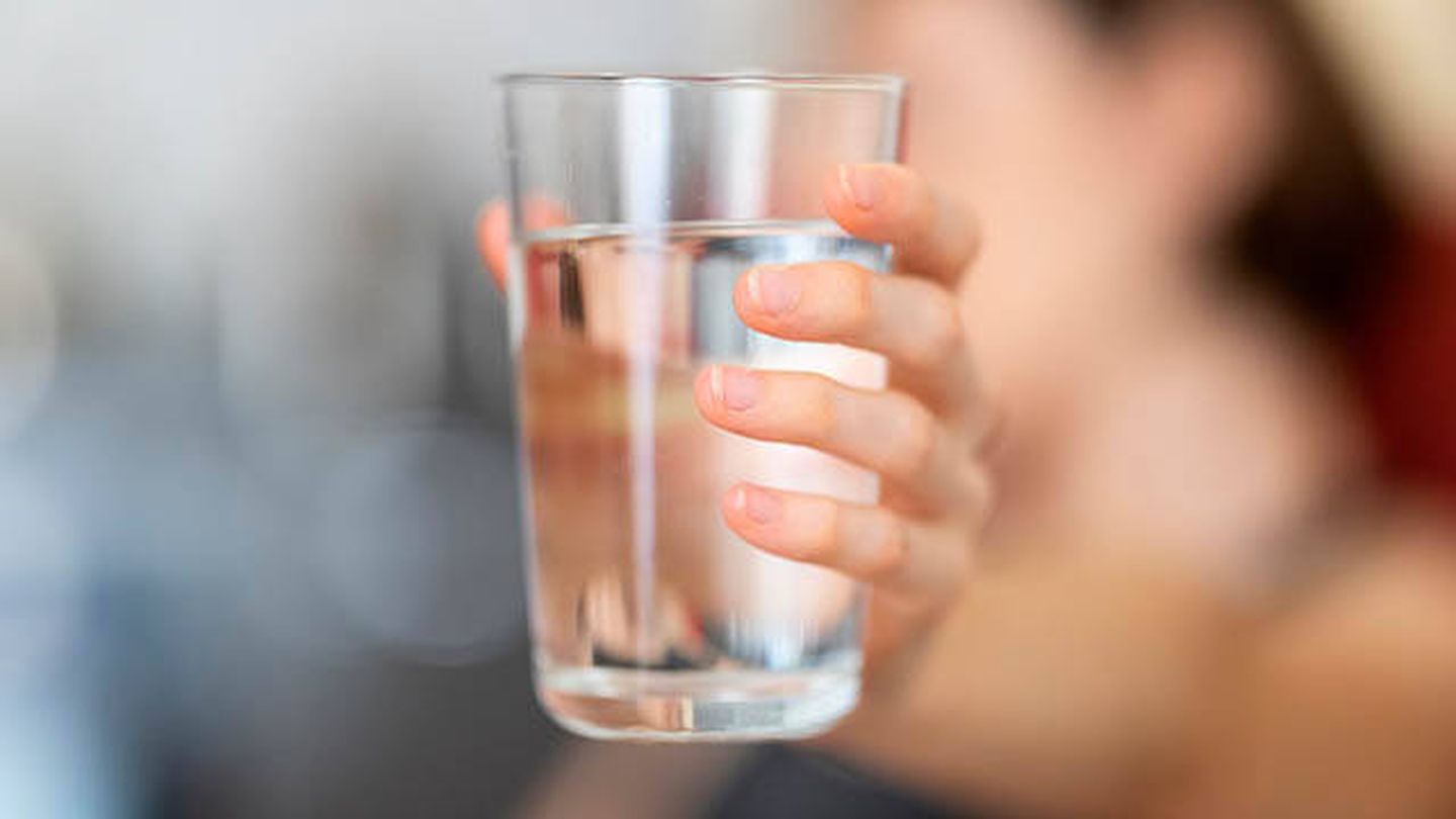 Beber agua no tiene calorías, regula el metabolismo y sacia (Pixabay)