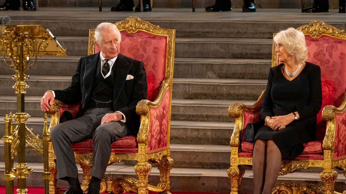 El rey Carlos junto a Camila en Westminster. (Reuters)