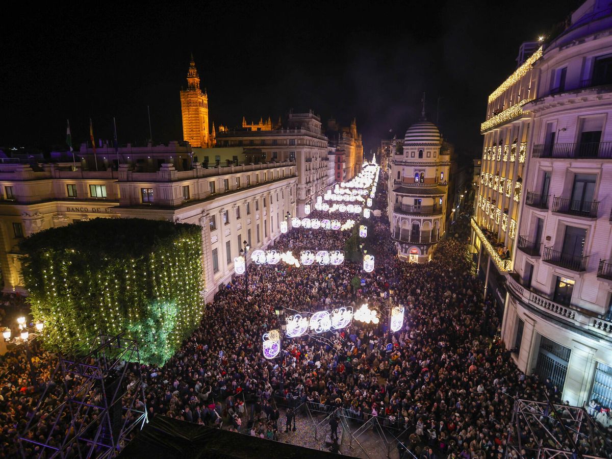 Foto: Multitud en la inauguración de la iluminación navideña de Sevilla.