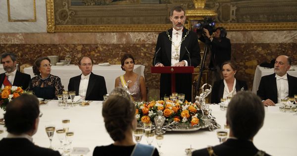 Foto: El rey Felipe, durante su discurso al inicio de la cena de gala ofrecida al presidente de Argentina, Mauricio Macri (dcha., de espaldas) y su esposa, Juliana Awada (4i). (EFE)