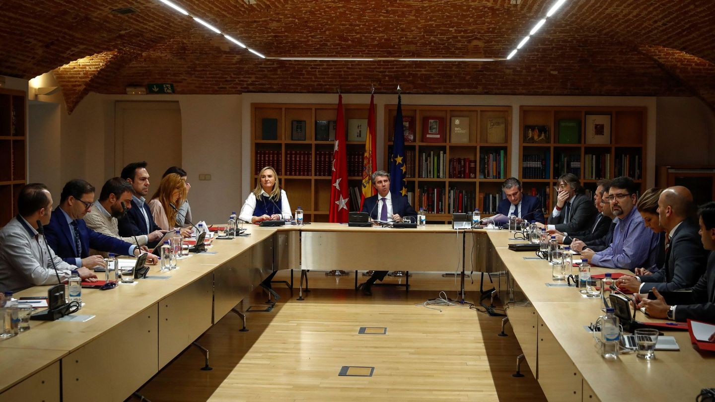 El presidente de la Comunidad de Madrid, Ángel Garrido, durante la reunión que mantuvo con representantes de las principales asociaciones y empresas de los vehículos de alquiler con conductor.