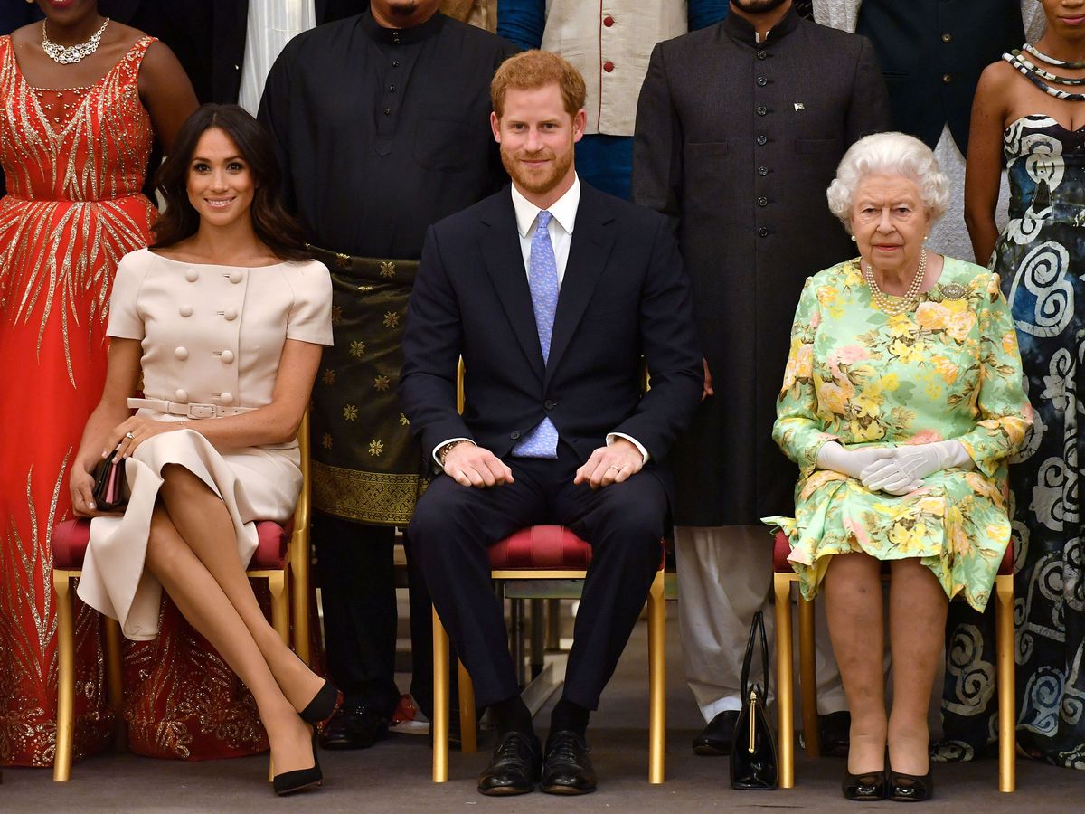 Foto: Meghan y Harry, junto a Isabel II. (Reuters)