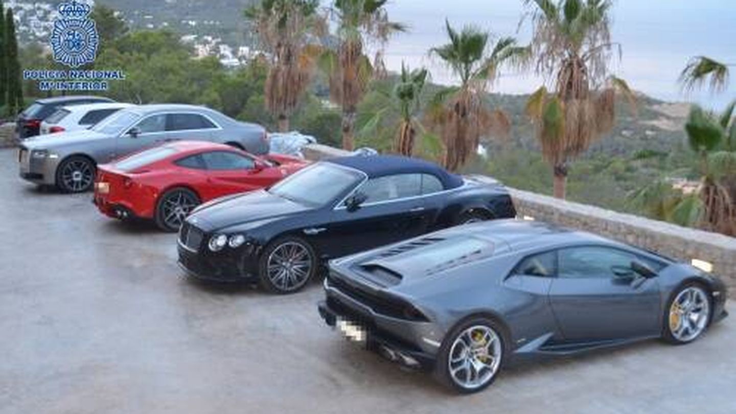 Los coches propiedad de Dadak en su casa de Ibiza.(Policía Nacional)