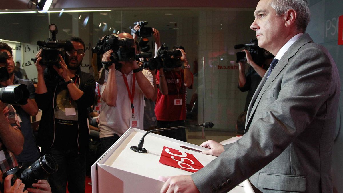 Las encuestas y la amenaza de escisión en el PSC fuerzan la dimisión de Pere Navarro