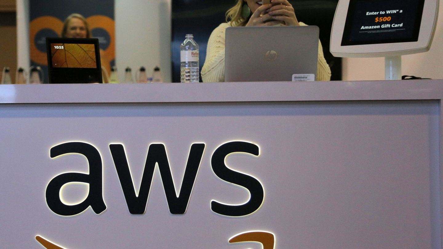 El logo de AWS en la conferencia financiera y bancaria SIBOS (Chris Helgren / Reuters)
