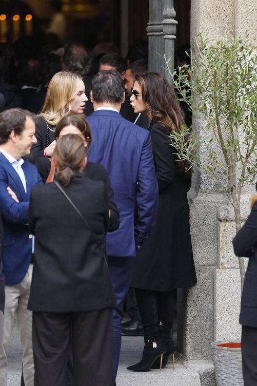 Paloma Cuevas conversa con otros asistentes al funeral de Fernando Gómez-Acebo. (Limited Pictures)