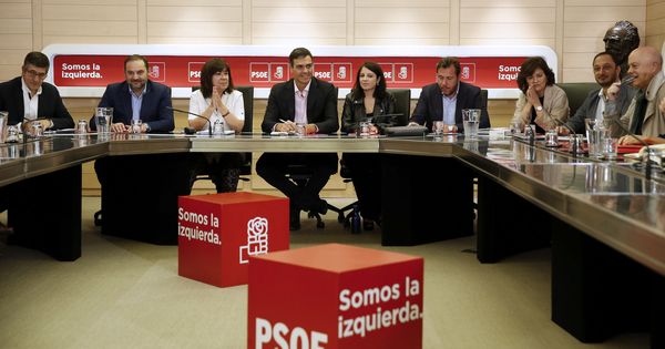 Foto: Pedro Sánchez, reunido con la comisión permanente de la ejecutiva federal del PSOE, este 2 de octubre en Ferraz. (EFE)
