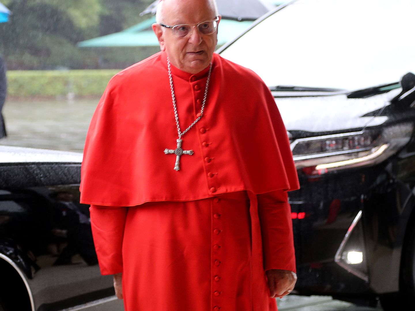 El cardenal Francesco Monterisi, a su llegada. (Reuters)
