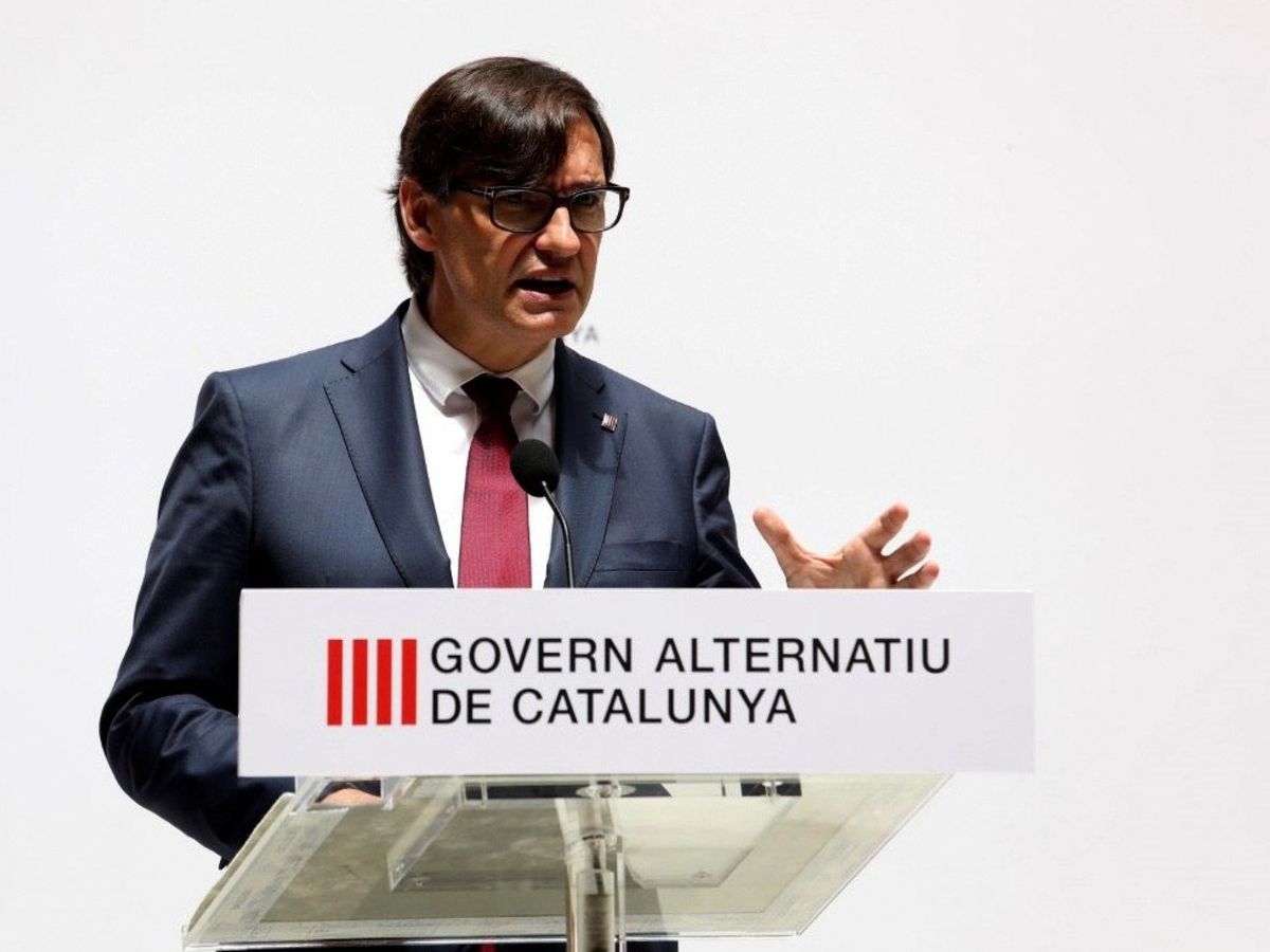 Foto: El jefe de la oposición en Cataluña, Salvador Illa, durante una comparecencia en el Palau Recasens de Barcelona. (EFE)