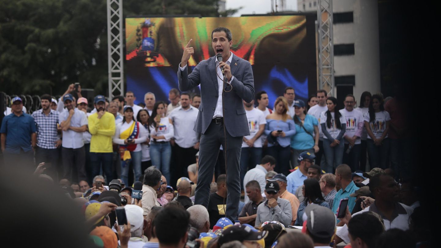 El presidente de la Asamblea Nacional de Venezuela, Juan Guaidó, asiste a un acto de juramentación de comités de ayuda y libertad, en la Plaza Brión de Chacaito, en Caracas. (EFE)