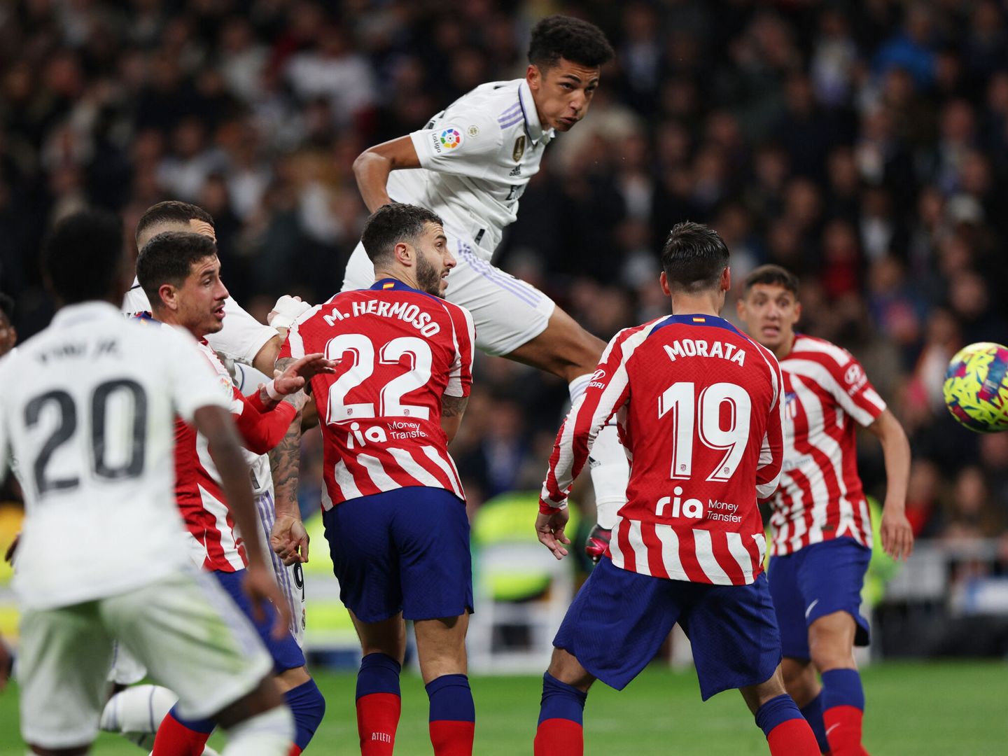 El cabezazo que acaba en gol de Álvaro Rodríguez en el derbi. (REUTERS/Violeta Santos Moura)